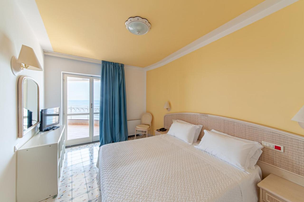 Hotel Club Due Torri Maiori Bagian luar foto